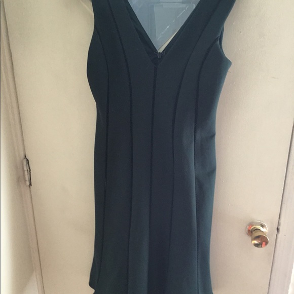 Sleeveless V neckline midi dress - Picture 2 of 7